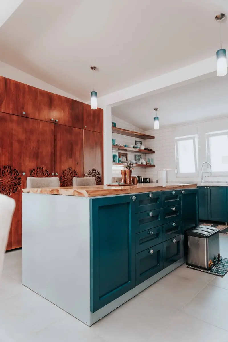 Cocina a medida con isla y frentes de madera
